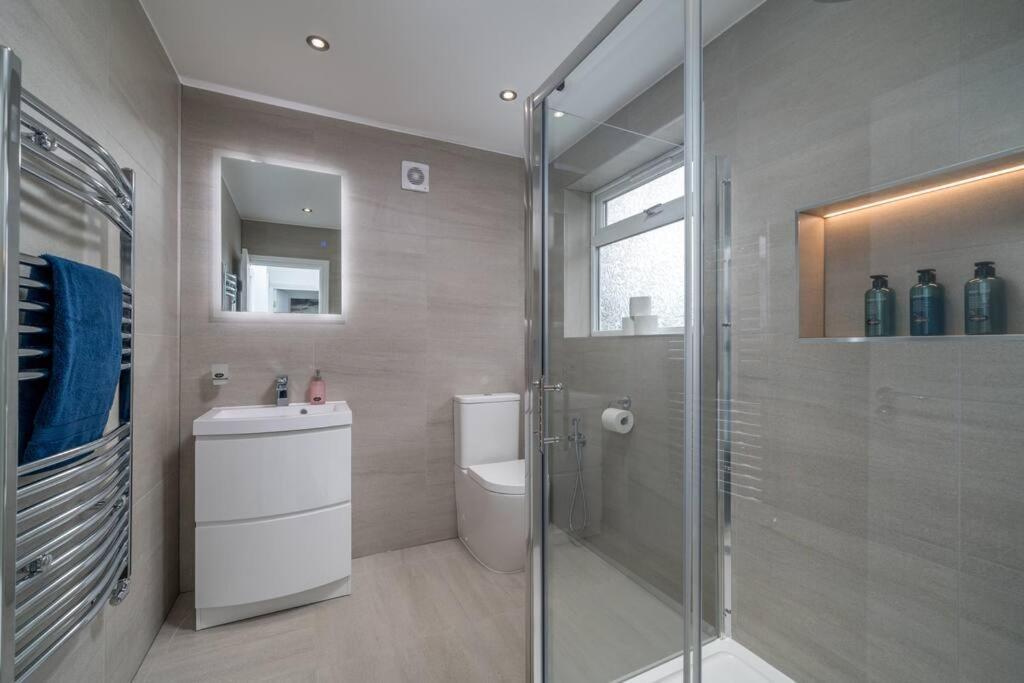 Lux 3Bed Near Wembley With Parking By Oceana Group - Sleeps 8 Appartement Harrow Buitenkant foto
