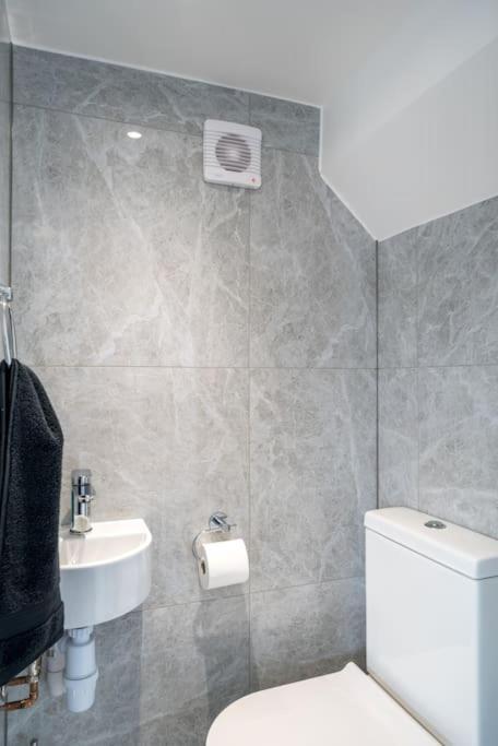 Lux 3Bed Near Wembley With Parking By Oceana Group - Sleeps 8 Appartement Harrow Buitenkant foto