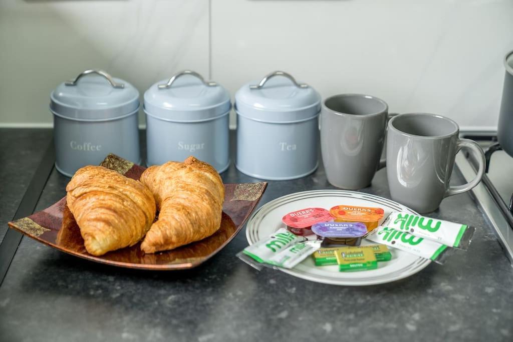 Lux 3Bed Near Wembley With Parking By Oceana Group - Sleeps 8 Appartement Harrow Buitenkant foto