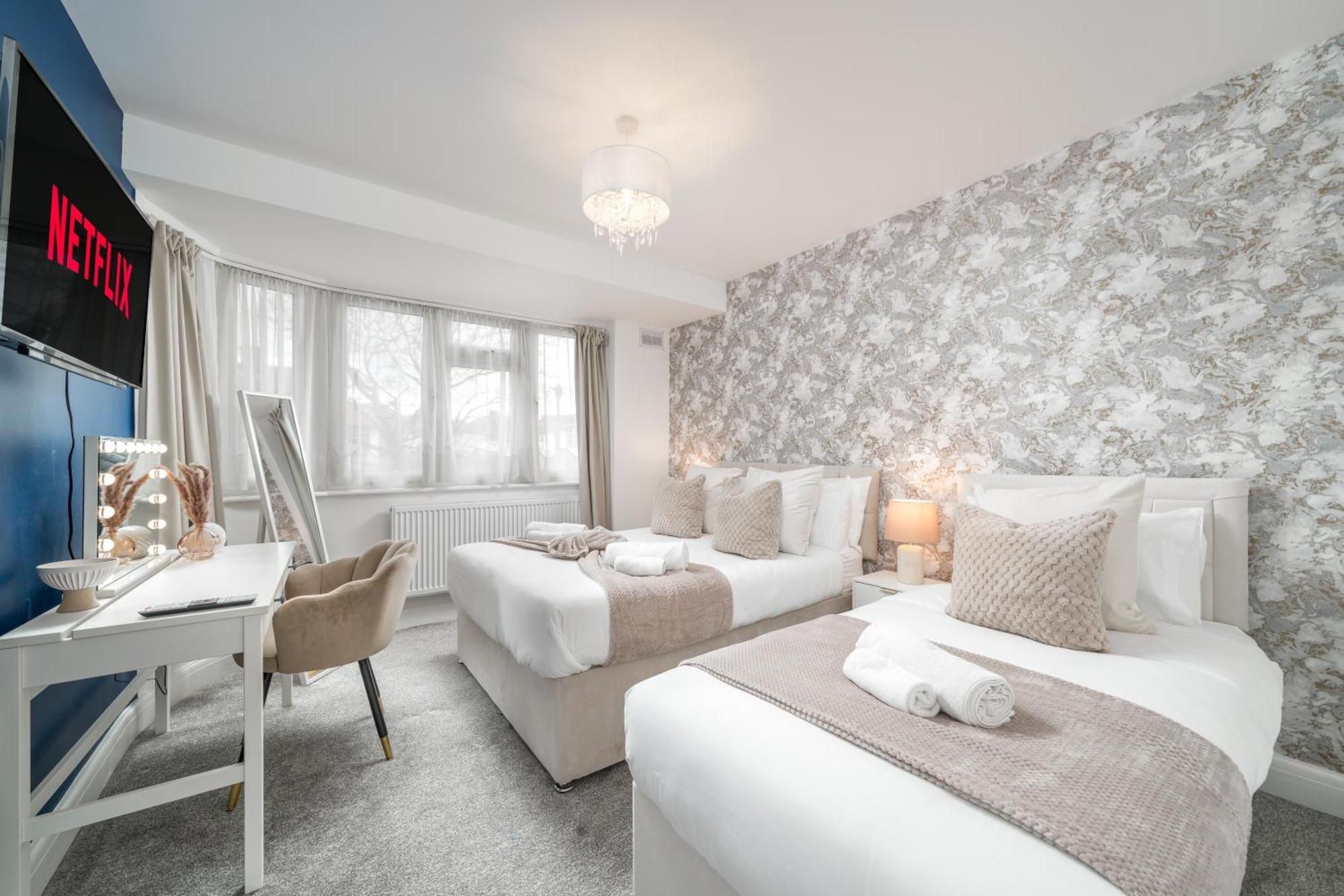 Lux 3Bed Near Wembley With Parking By Oceana Group - Sleeps 8 Appartement Harrow Buitenkant foto
